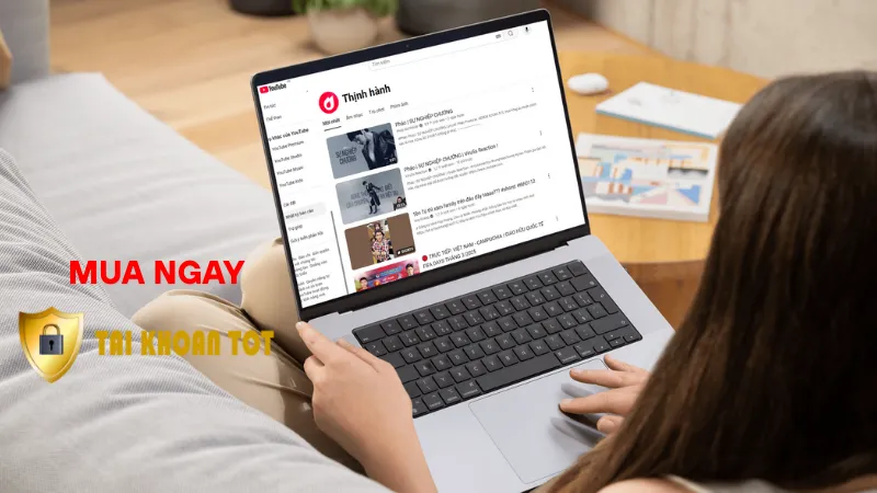 Người vui mừng xem YouTube không quảng cáo, nhãn YouTube Premium giá rẻ 25K, nút mua tại taikhoantot.com.